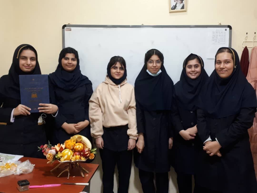 میوه آرایی و اجرای ساخت سازه توسط دانش آموزان فعال با کمک دبیر کار وفناوری
