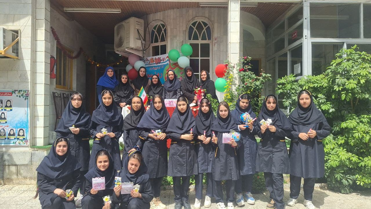 تقدیر از دانش آموزان ممتاز کارنامه و دارای کارت صدآفرین