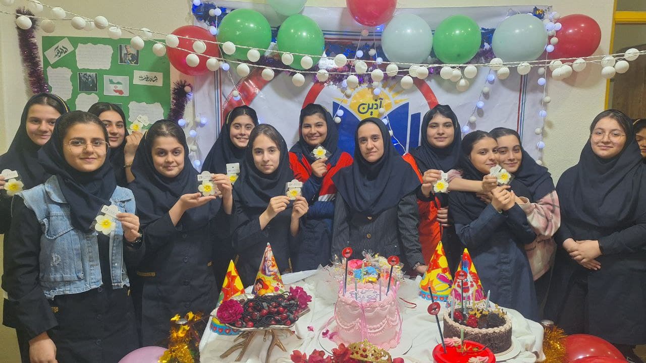 تقدیر از دانش آموزان روزه دار و اهدا جایزه در روز دختر به دانش آموزان عزیز