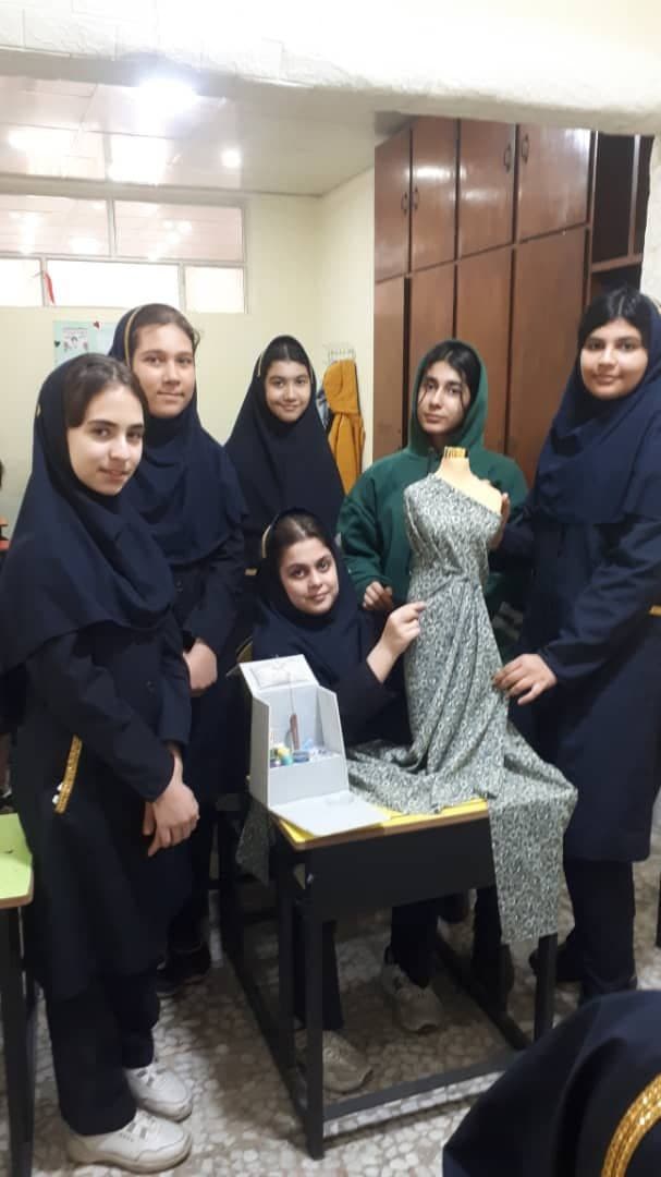انجام مدل طراحی پارچه روی مانکن توسط دانشآموزان با همکاری دبیر کار و فناوری.